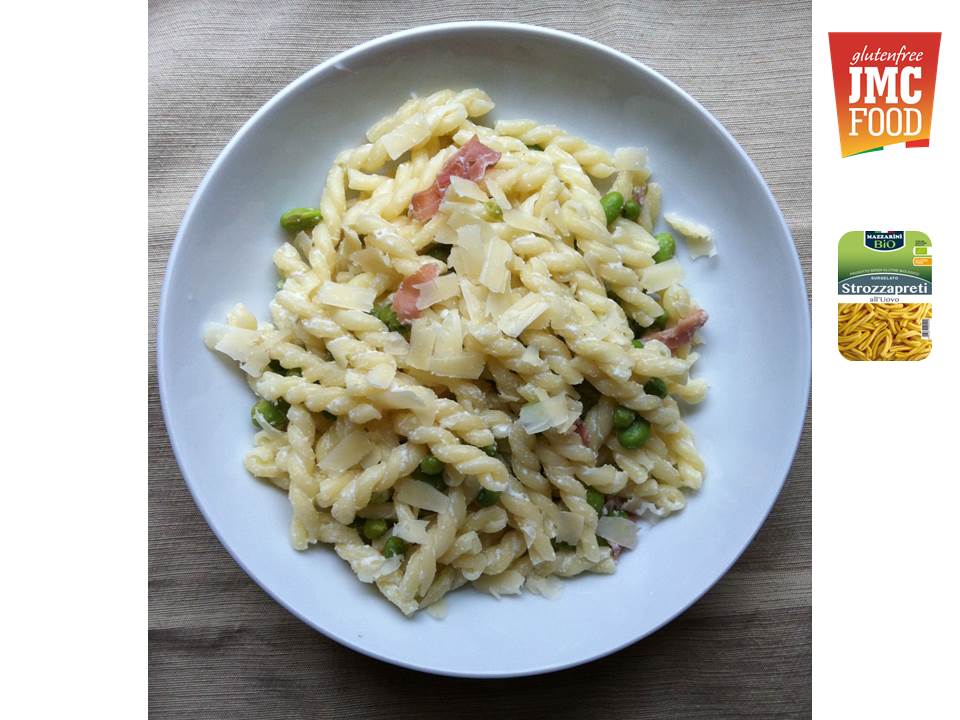 STROZZAPRETI CON PANNA, PROSCIUTTO E PISELLI